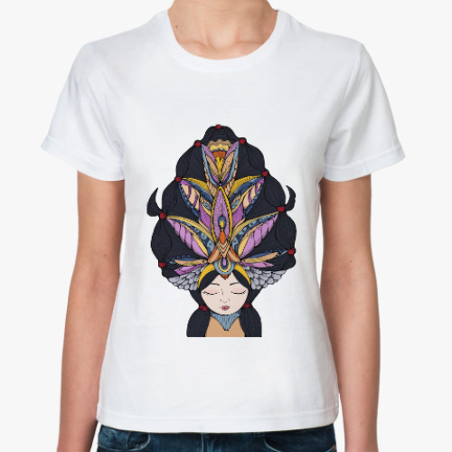 Классическая футболка Девушка с темными волосами и массивным украшением