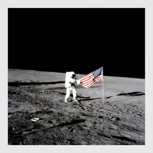 Постер Космонавт на Луне с флагом США