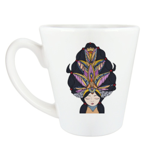 Чашка Латте Девушка с темными волосами и массивным украшением