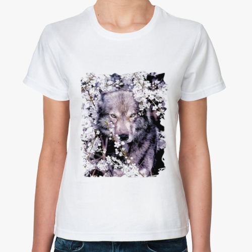 Классическая футболка Волк на фоне весенних цветов