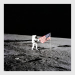 Космонавт на Луне с флагом США
