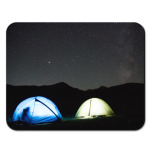 Палатки ночью в горах