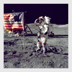 Астронавт на Луне с флагом США