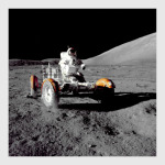 Космонавт на ровере на Луне