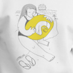Девушка надувает желтый плавательный круг